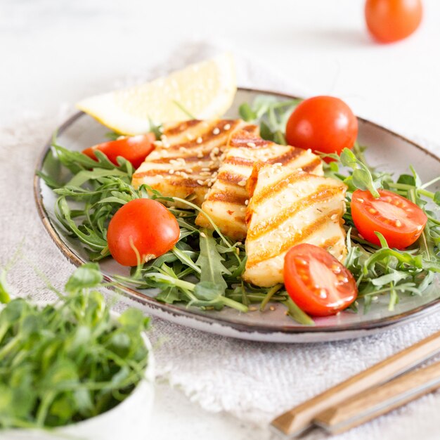 Salade fraîche au fromage halumi grillé, tomates cerises et roquette