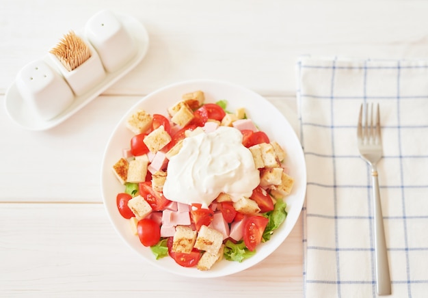 salade fraîche au fromage et jambon