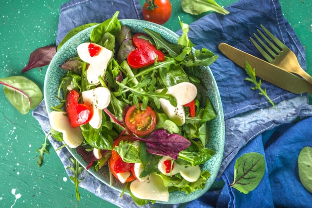 Salade fraîche au fromage mozzarella, tomates et légumes