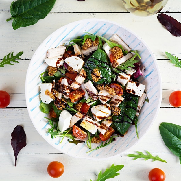 Salade fraîche au poulet, tomates, herbes et fromage feta Alimentation saine Vue de dessus