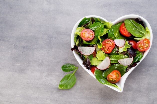 Salade Fraîche Aux Bébés épinards Et Tomates