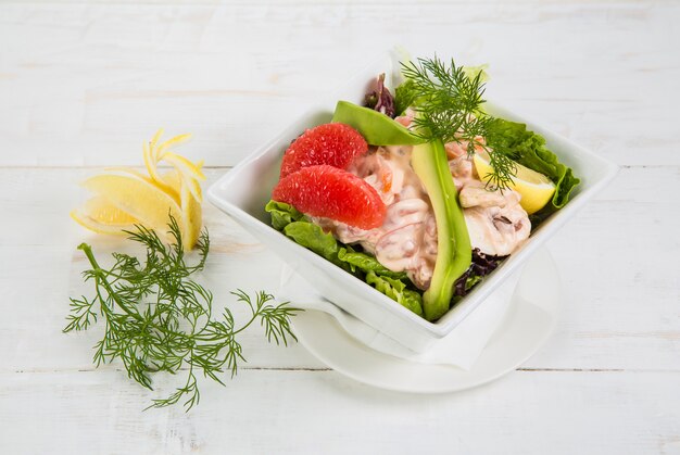 Salade fraîche aux crevettes, laitue, avocat et pamplemousse.