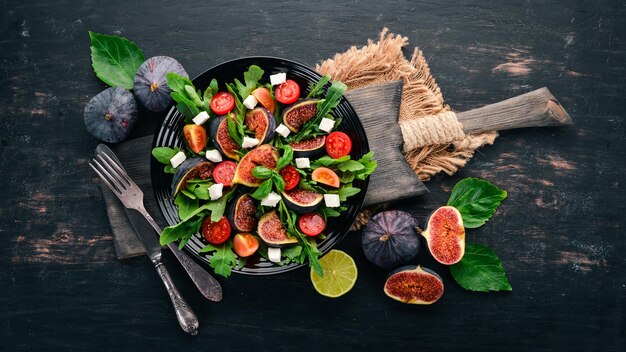 Salade fraîche aux figues feuilles de roquette tomates cerises et fromage feta Espace libre pour le texte Vue de dessus