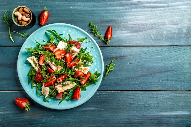 Salade fraîche aux fraises et roquette