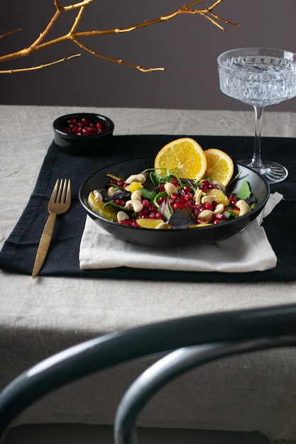 Salade fraîche aux graines d'orange et de grenade Salade détox aux épinards Concept végétalien