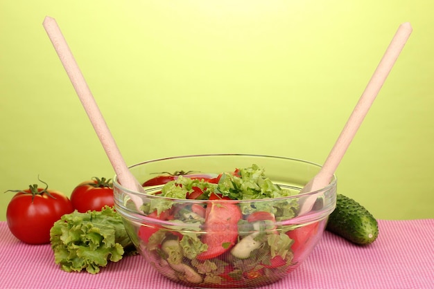 Salade fraîche aux tomates et concombres sur fond vert