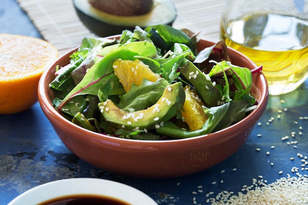 Salade fraîche à l'avocat et à l'orange