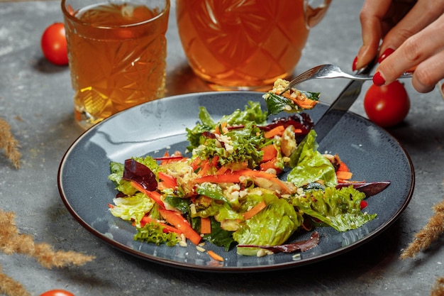 Salade fraîche biologique saine avec tomates, poivrons et poulet Masala Poitrines de poulet grillées et légumes frais dans une assiette