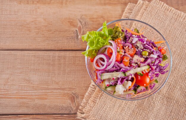 Salade fraîche en bonne santé dans un bol. Vue de dessus. Espace de copie.