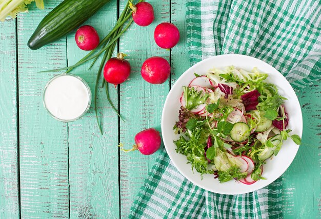 Salade fraîche de concombres, radis et herbes.