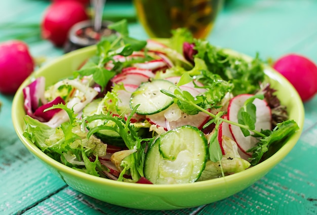 Salade fraîche de concombres, radis et herbes.