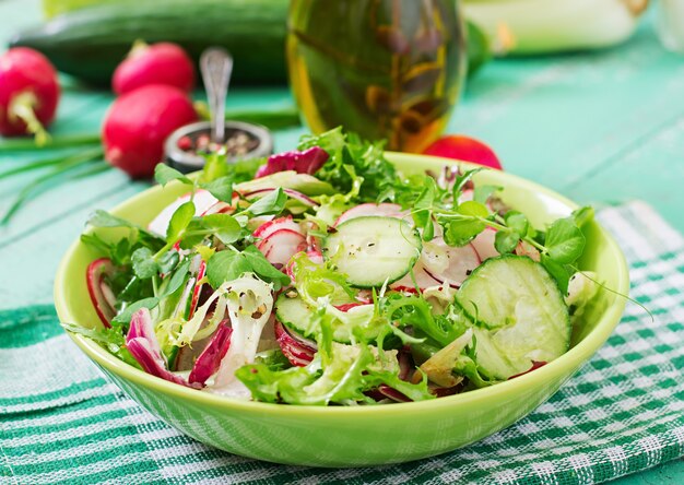 Salade fraîche de concombres, radis et herbes.