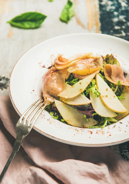 Salade fraîche d'été au jambon de dinde fumé et poire