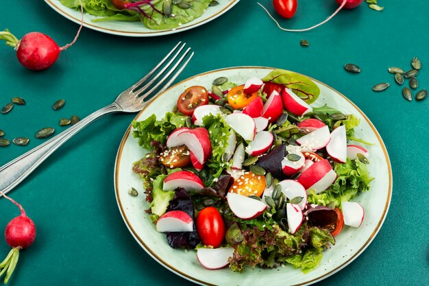 Salade fraîche d'été aux radis, tomates vertes et graines de sésame