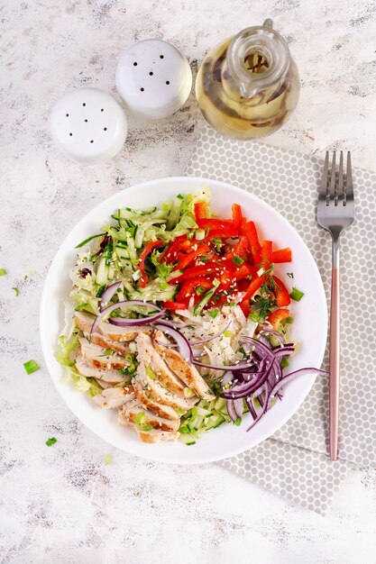 Salade fraîche avec filet de poitrine de poulet grillé et laitue daikon oignons rouges concombre et sésame menu de déjeuner sain nourriture diététique vue supérieure