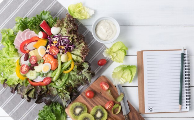 salade fraîche sur fond de bois blanc