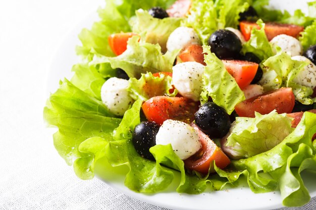 Salade fraîche avec fromage mozarella et légumes