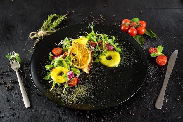 Salade fraîche avec fruits, légumes et viande