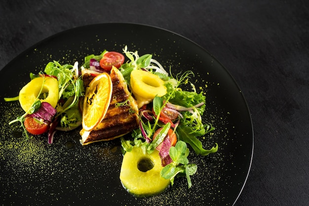 Salade fraîche avec fruits, légumes et viande