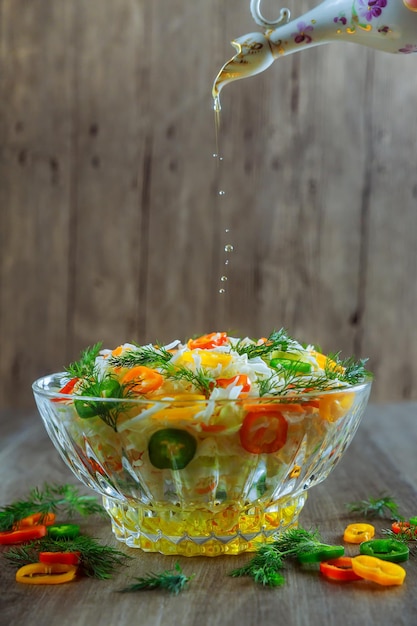 Salade fraîche d'ingrédients mélangés surmontés de délicats copeaux de parmesan.