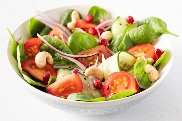 Salade fraîche de légumes classiques sains