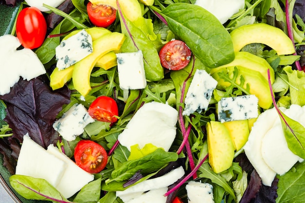 Salade fraîche de légumes, d'herbes et de fromage