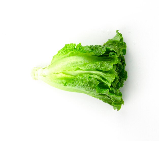 Salade fraîche de légumes à laitue verte isolée sur un fond blanc avec chemin de coupe