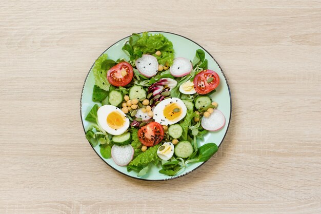 Salade fraîche avec des légumes et des œufs pour une bonne nutrition Espace de copie vue de dessus