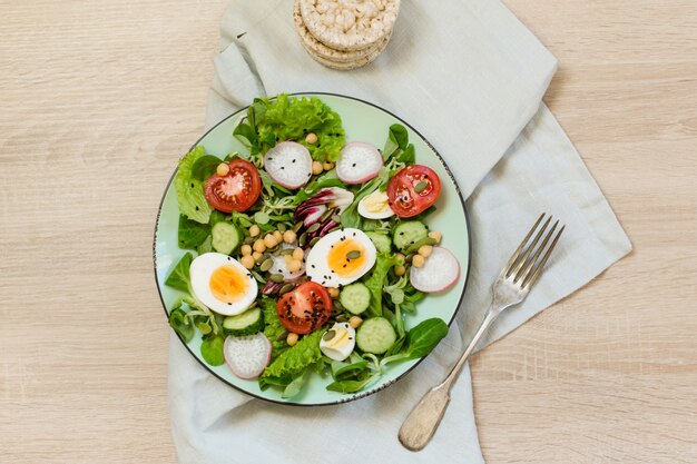 Salade fraîche avec légumes et œufs pour une bonne nutrition. Vue de dessus, espace copie.