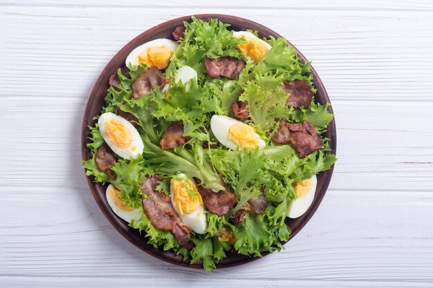 Salade fraîche avec œufs au bacon et laitue