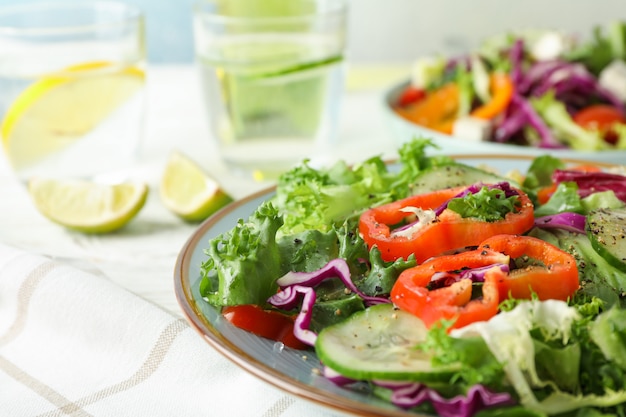Salade fraîche en plaque à la lumière