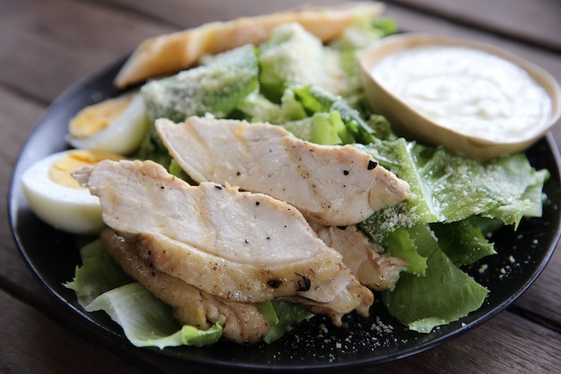 Salade Fraîche Avec Poitrine De Poulet Sur Fond De Bois