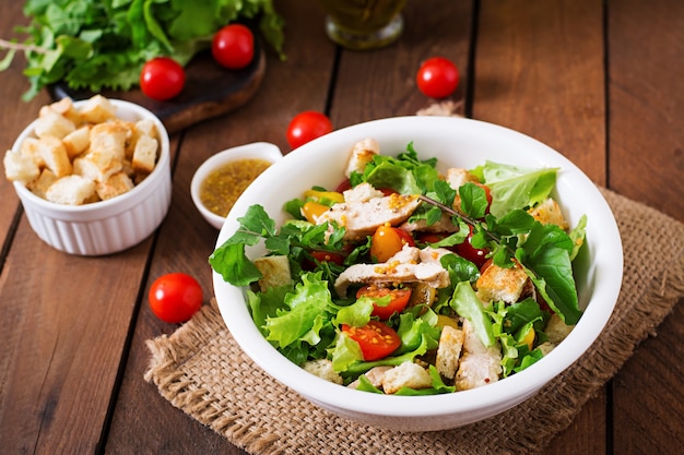 Salade fraîche avec poitrine de poulet, roquette, laitue et tomate.