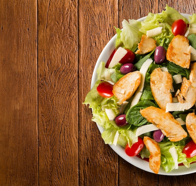 Salade fraîche avec poitrine de poulet, roquette, olive et tomate