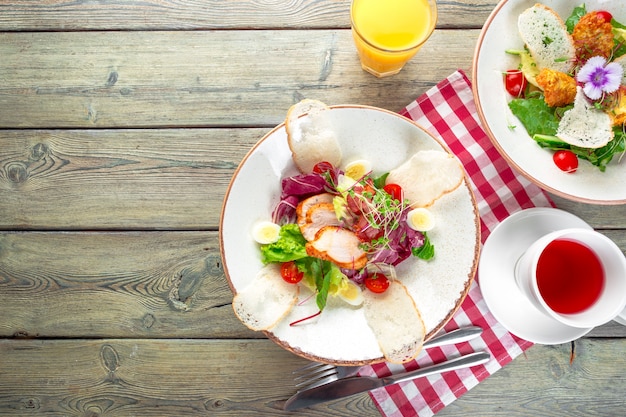 Salade fraîche avec poitrine de poulet, roquette et tomate. Vue de dessus