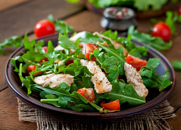 Salade fraîche avec poitrine de poulet, roquette et tomate