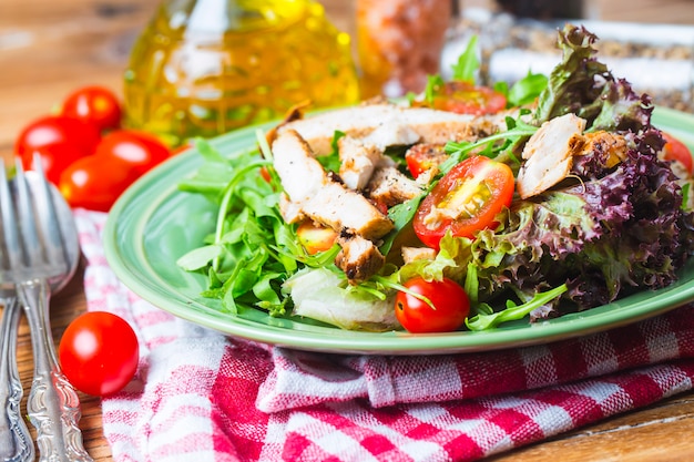 Salade fraîche avec poitrine de poulet, rugule et tomate. Vue de dessus