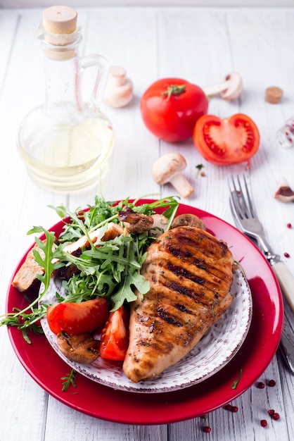 Salade fraîche avec une poitrine de poulet