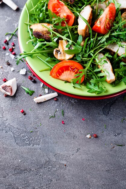 Salade fraîche avec une poitrine de poulet