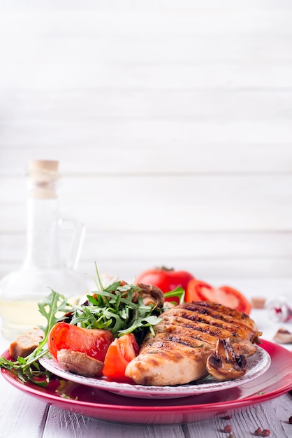 Salade fraîche avec une poitrine de poulet