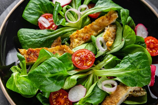 salade fraîche poulet viande légume tomate radis feuilles vertes mélanger laitue repas nourriture collation