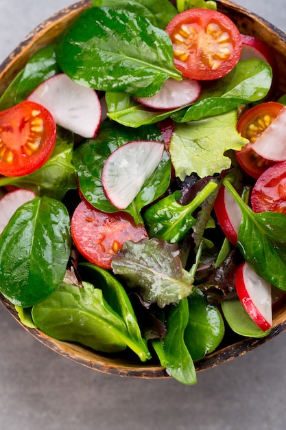 Salade fraîche avec pousses d'épinards et tomates, radis et salade.