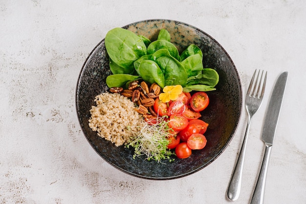 Salade fraîche avec riz boulgour et légumes. Menu Détox