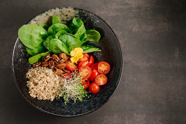 Salade fraîche avec riz boulgour et légumes. Menu Détox