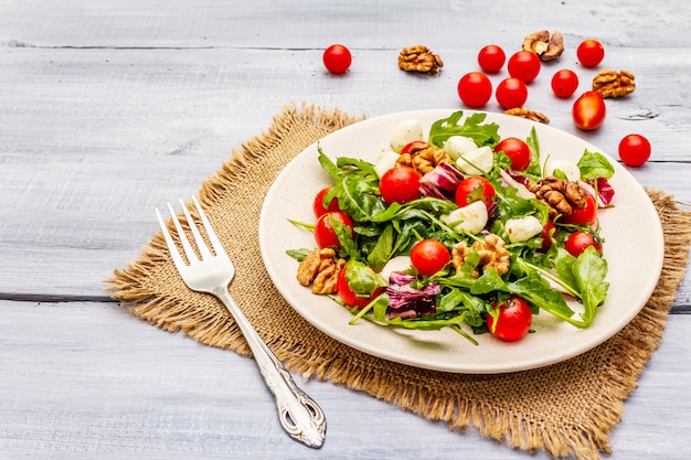 Salade fraîche de roquette, radicchio, cerise tomate, mozzarella bébé, noix