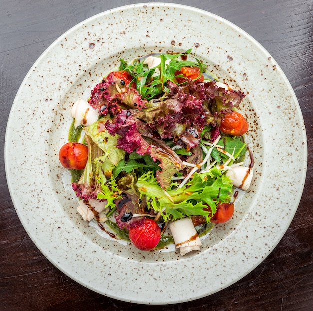 Salade fraîche et saine, fromage, viande sur assiette