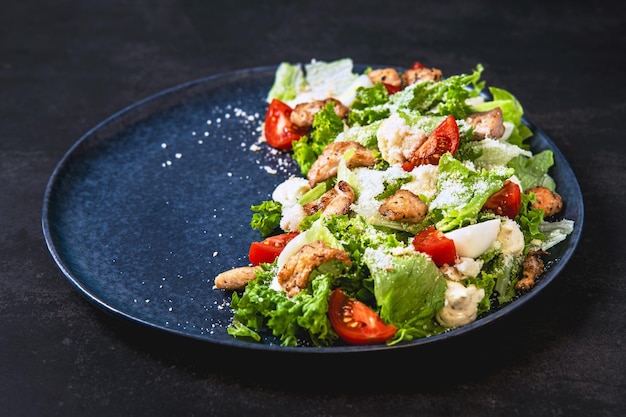 Salade fraîche et savoureuse avec poulet grillé et légumes frais