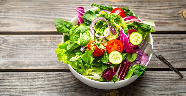 Salade fraîche sur une table en bois