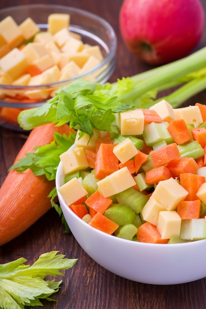 Salade fraîche de tiges de céleri, carottes, pommes et fromage
