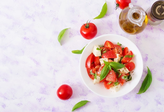 Salade fraîche à la tomate, à la mozzarella et au basilic